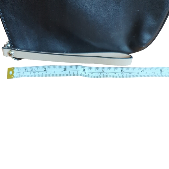 #47 - GUESS Handbag - Picture 6 of 6